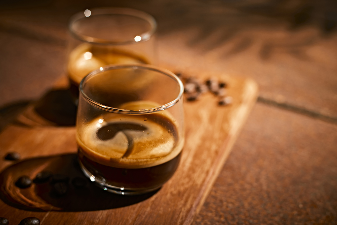 食後コーヒーとむくみに関連するコーヒーカップと豆