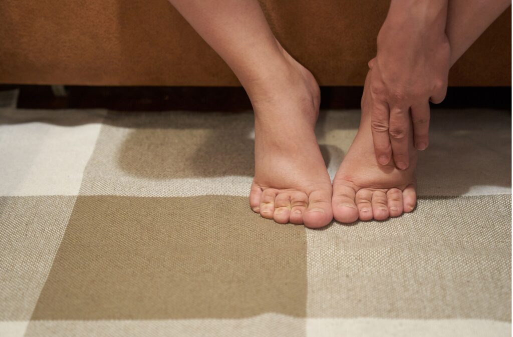 足のむくみに悩む40代女性、パンパンになった足首を触る、ふくらはぎのむくみ、靴がきつい、牛久市エステ、TMR、むくみ改善