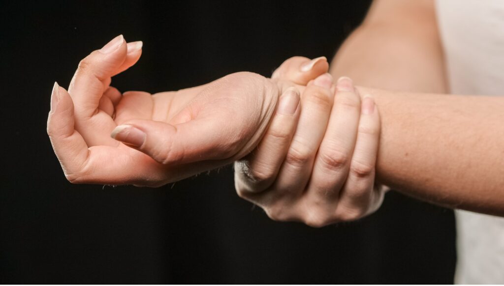 手首を触る女性、腕のむくみ、全身のむくみ、だるさ、更年期の不調、エステTMR、牛久市エステ