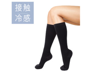 牛久エステサロンTMRがおすすめする、夏のむくみと冷え対策用の接触冷感ハイソックス。黒色のソックスを履いた女性の美しい脚。