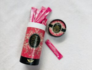 エステプロ・ラボのヒートエンザイムのパッケージとスティックが並んだ写真。中央には「あなたの体、じつは一時停止ボタンが押されていませんか？」というキャッチコピーと、一時停止の記号がデザインされている。牛久市のプライベートサロンによる、更年期世代向けの温活ブログ用アイキャッチ画像。