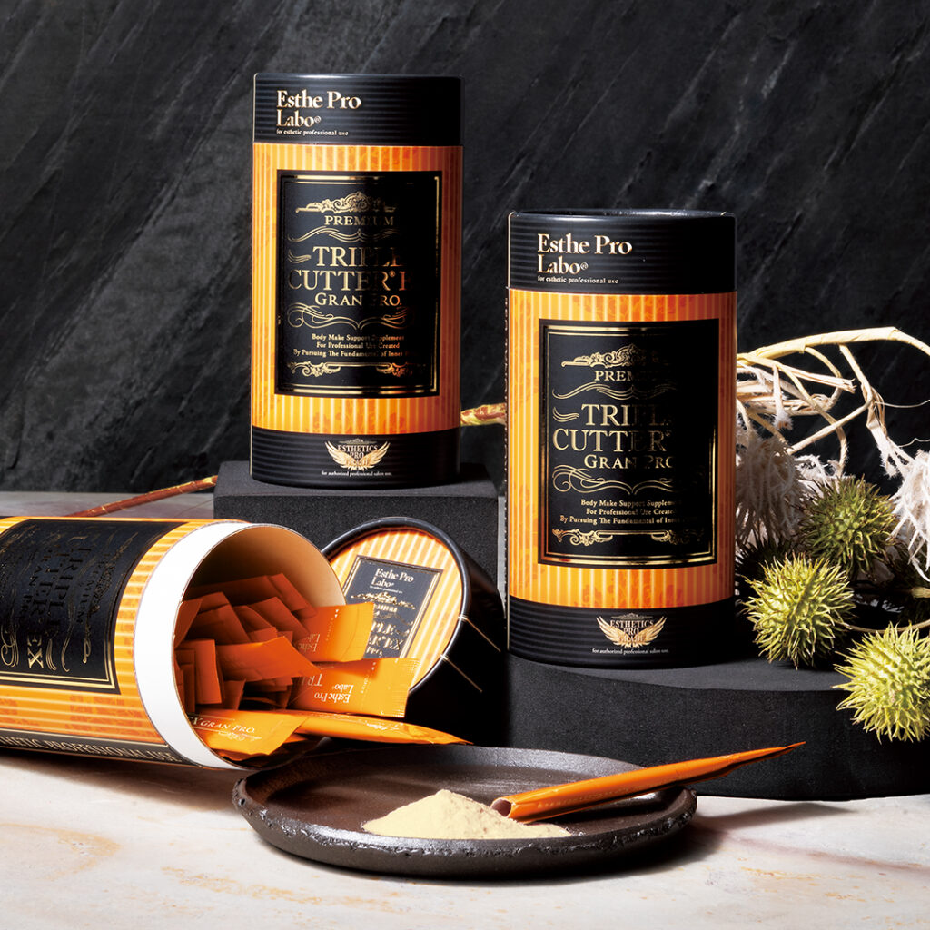 ダイエットサポートサプリ「トリプルカッターEXグランプロ」。黒とオレンジの筒状パッケージと、お皿に出された粉末。