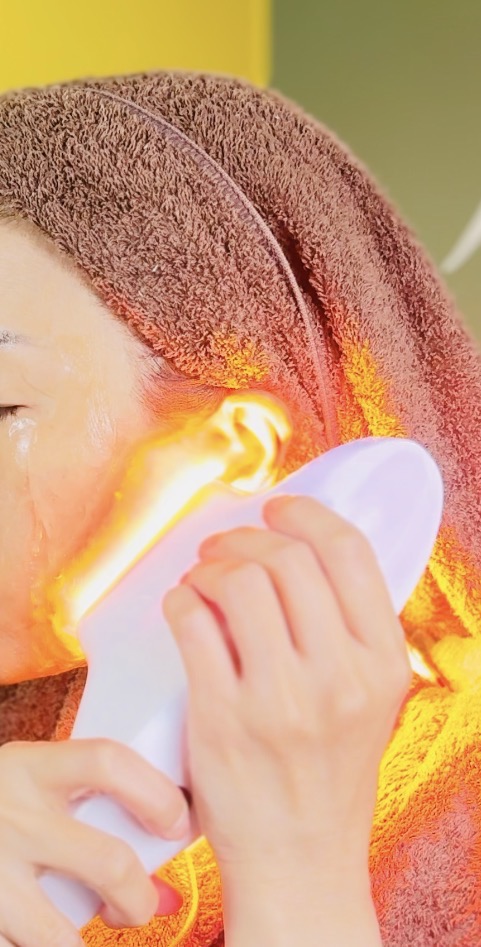 リフトアップフォトを顔に照射